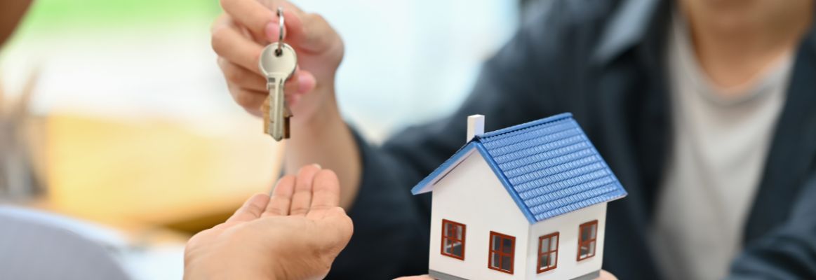 entrega de llaves de una propiedad representando inversión inmobiliaria y compra de casa para generar ingresos mediante renta o Airbnb en México