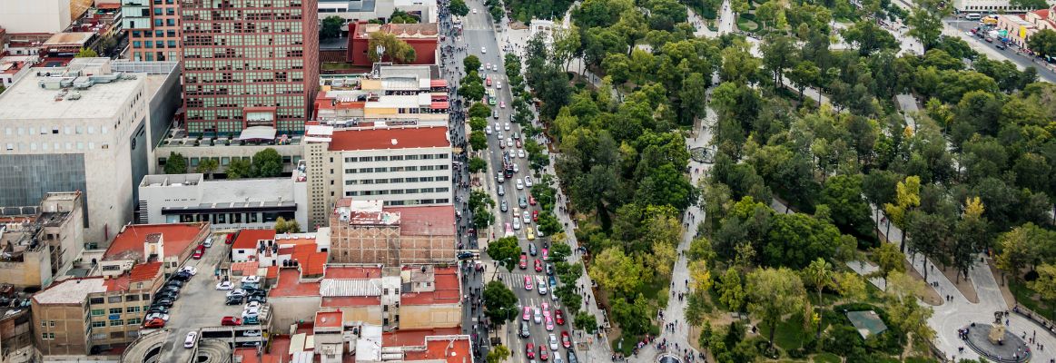 vista aérea de ciudad con zonas urbanas y turísticas representando oportunidades para comprar casa y rentar en Airbnb o renta temporal en México