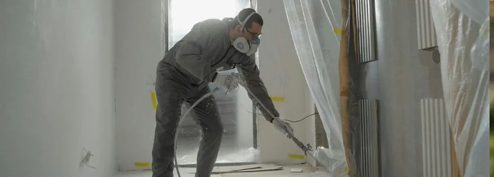 large_Hombre_pintando_su_casa_8fe242af6a_resultado.webp